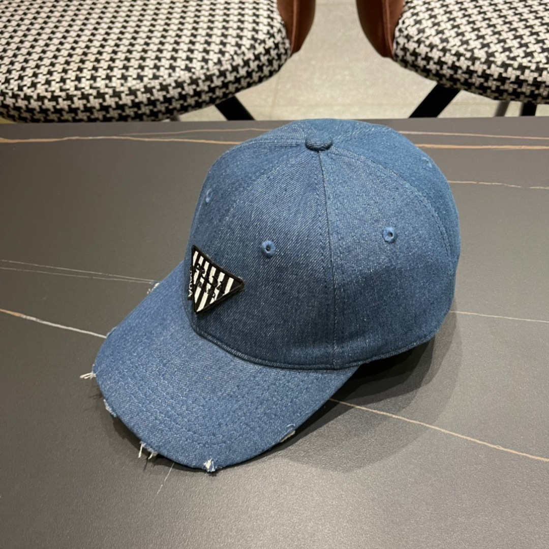 
火爆倒三角四色出货！
Prada(普拉达)经典原单牛仔棒球帽， 经典倒三角金轻盈透气！质量超赞，基础头