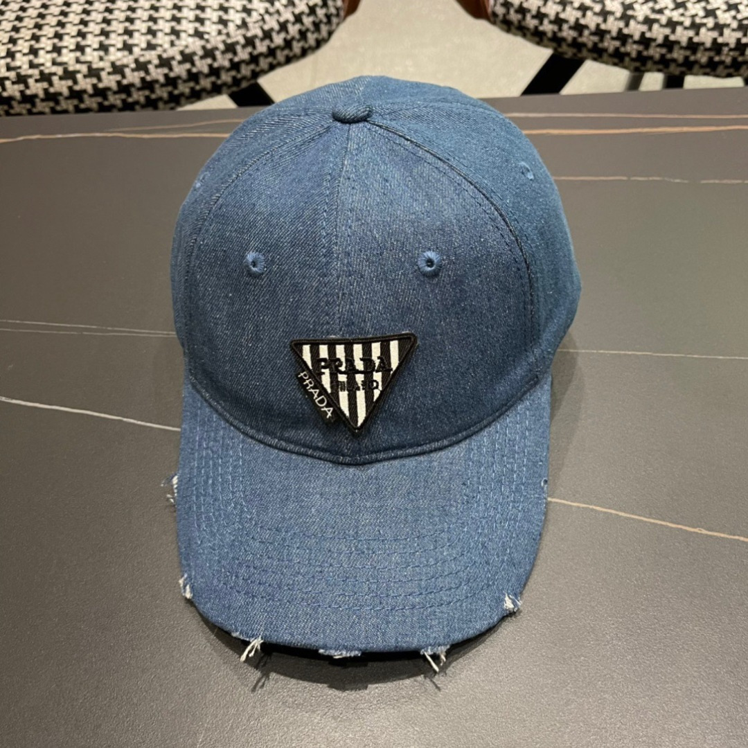 
火爆倒三角四色出货！
Prada(普拉达)经典原单牛仔棒球帽， 经典倒三角金轻盈透气！质量超赞，基础头