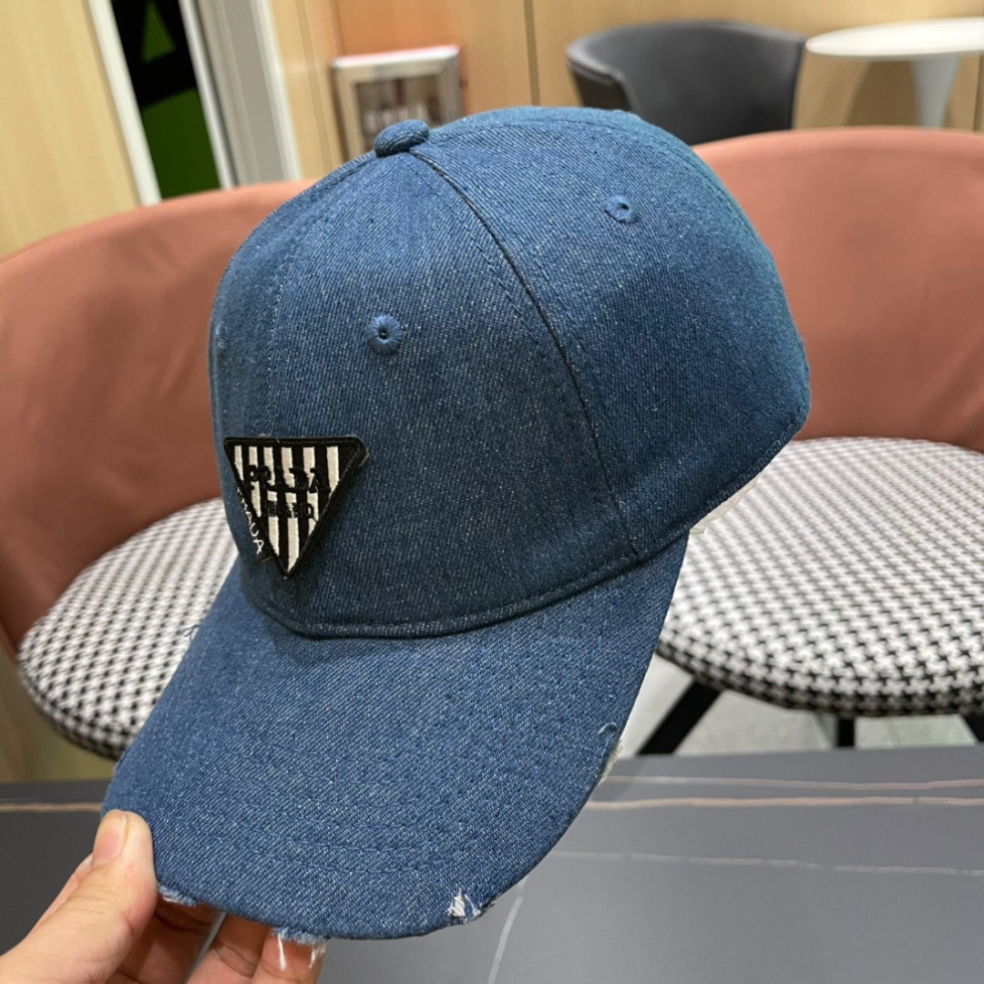 
火爆倒三角四色出货！
Prada(普拉达)经典原单牛仔棒球帽， 经典倒三角金轻盈透气！质量超赞，基础头