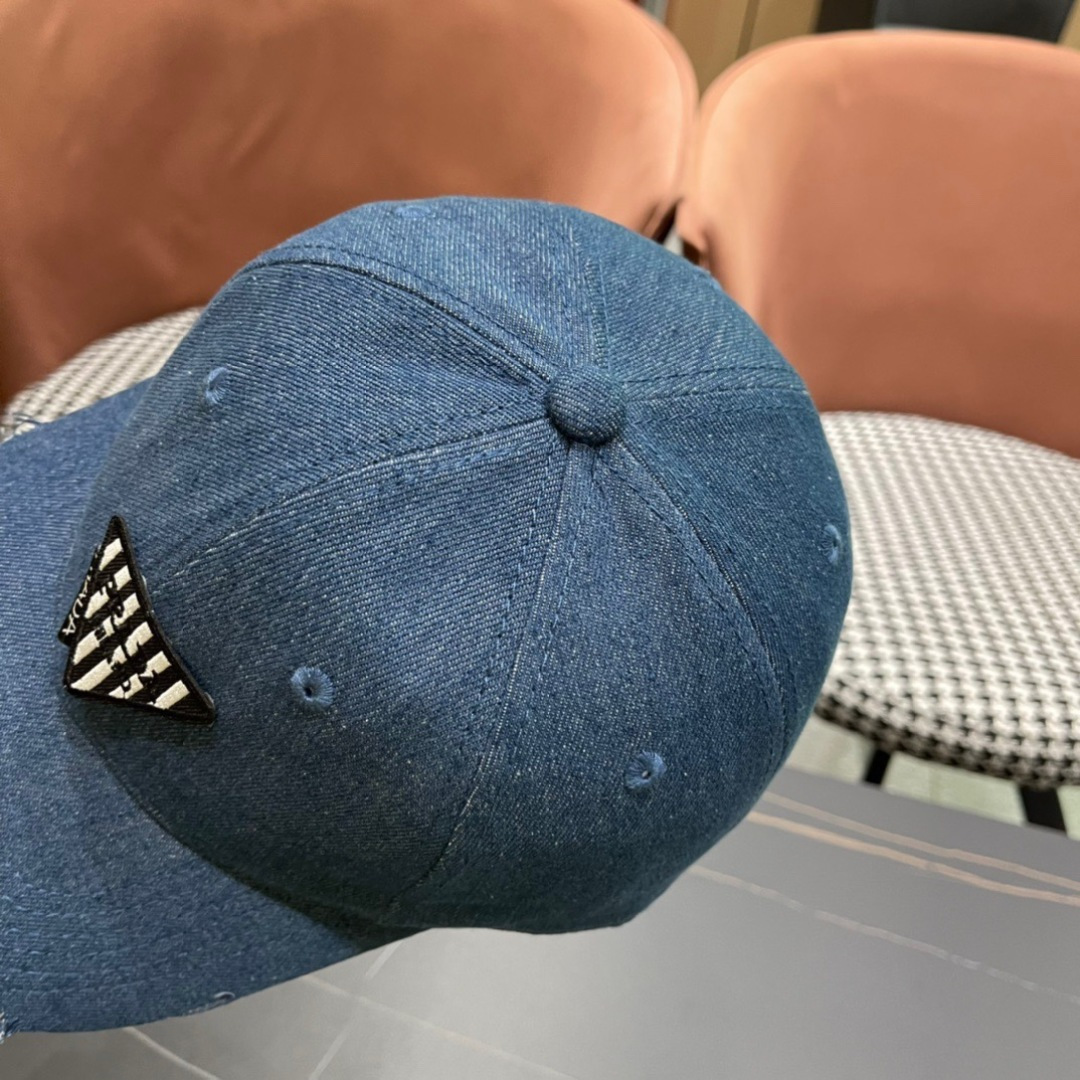 
火爆倒三角四色出货！
Prada(普拉达)经典原单牛仔棒球帽， 经典倒三角金轻盈透气！质量超赞，基础头