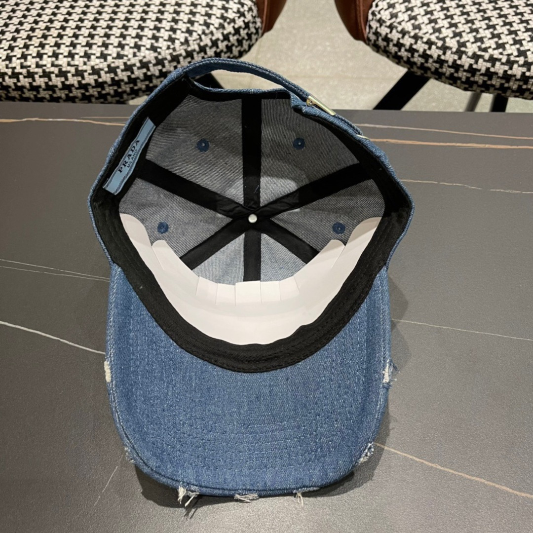 
火爆倒三角四色出货！
Prada(普拉达)经典原单牛仔棒球帽， 经典倒三角金轻盈透气！质量超赞，基础头