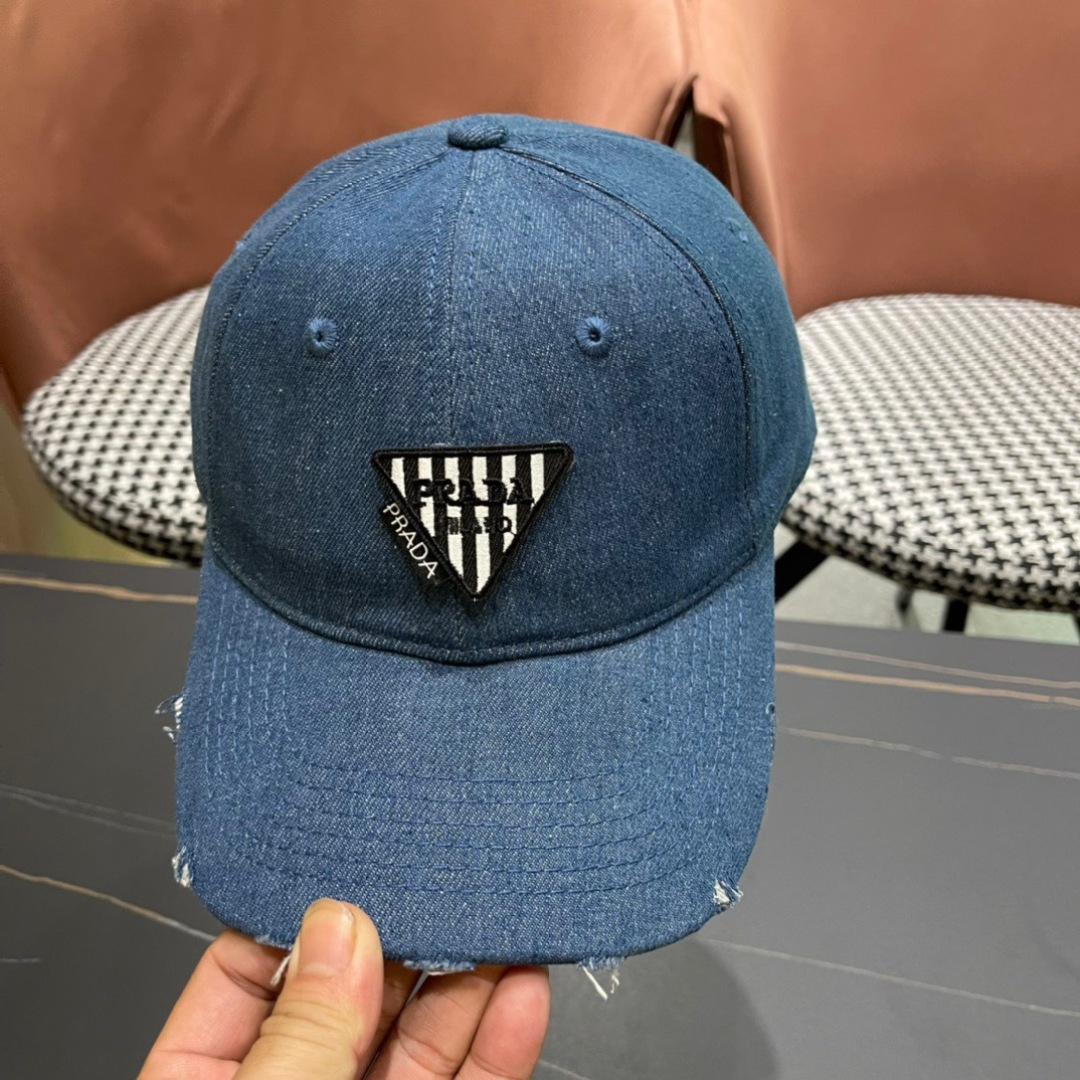 
火爆倒三角四色出货！
Prada(普拉达)经典原单牛仔棒球帽， 经典倒三角金轻盈透气！质量超赞，基础头