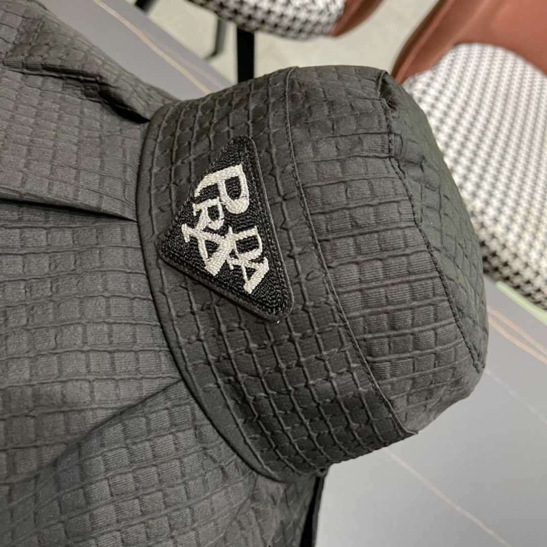  Prada普拉达防晒渔夫帽防紫外线遮阳大帽檐
百褶大帽檐全方位防晒可折叠