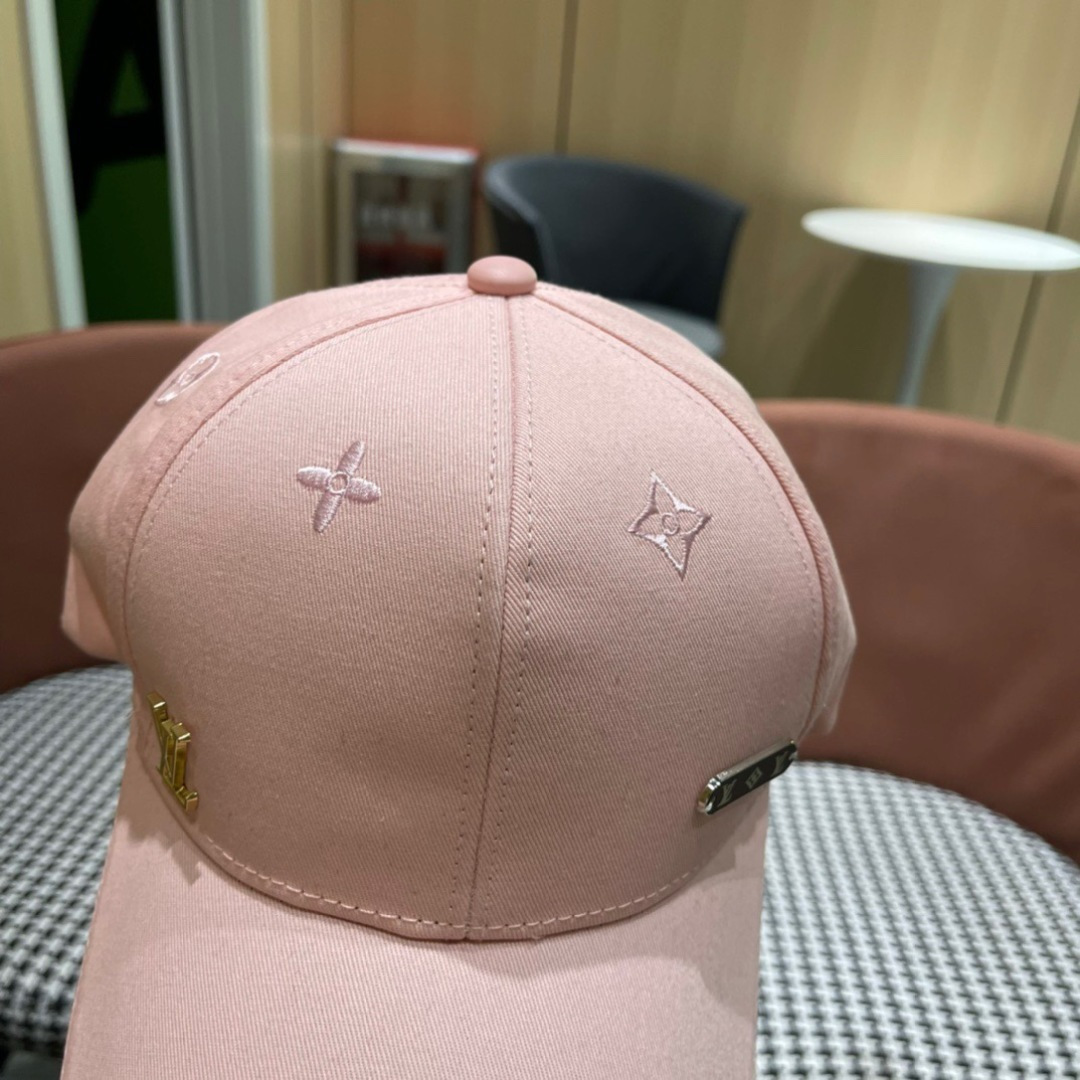 
新款出货！LV路易威登新款原单棒球帽， 专柜11开模订制，纯棉内里，轻盈透气！质量超赞，基础头围56，