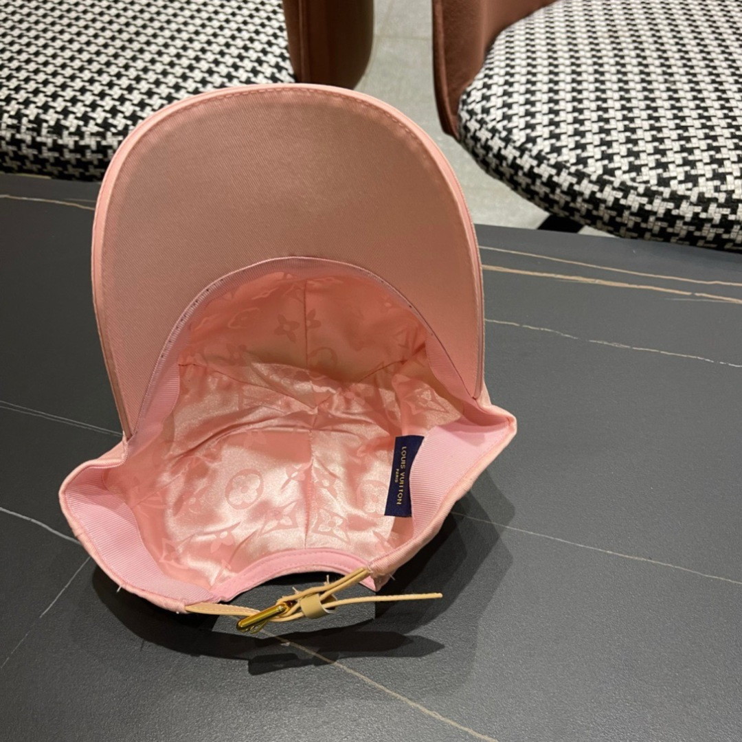 
新款出货！LV路易威登新款原单棒球帽， 专柜11开模订制，纯棉内里，轻盈透气！质量超赞，基础头围56，