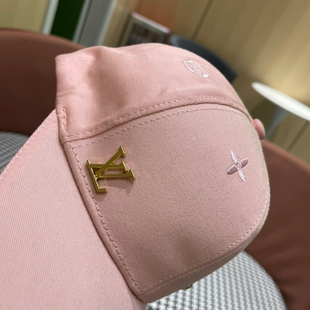 
新款出货！LV路易威登新款原单棒球帽， 专柜11开模订制，纯棉内里，轻盈透气！质量超赞，基础头围56，