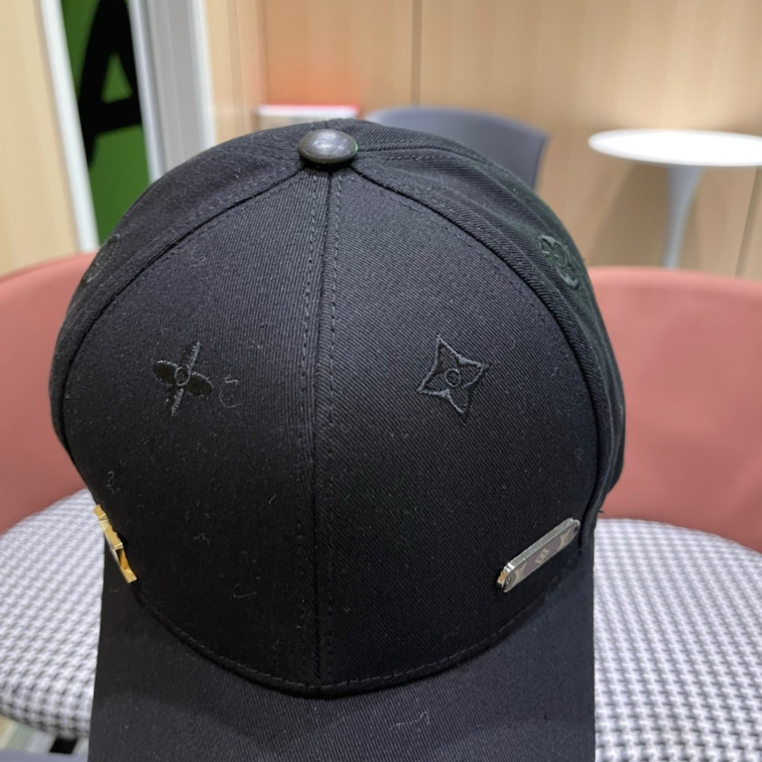 
新款出货！LV路易威登新款原单棒球帽， 专柜11开模订制，纯棉内里，轻盈透气！质量超赞，基础头围56，