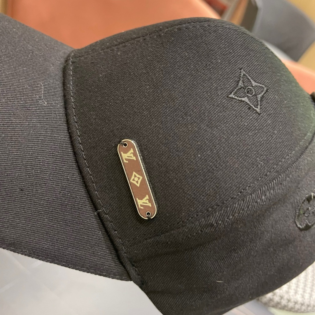 
新款出货！LV路易威登新款原单棒球帽， 专柜11开模订制，纯棉内里，轻盈透气！质量超赞，基础头围56，