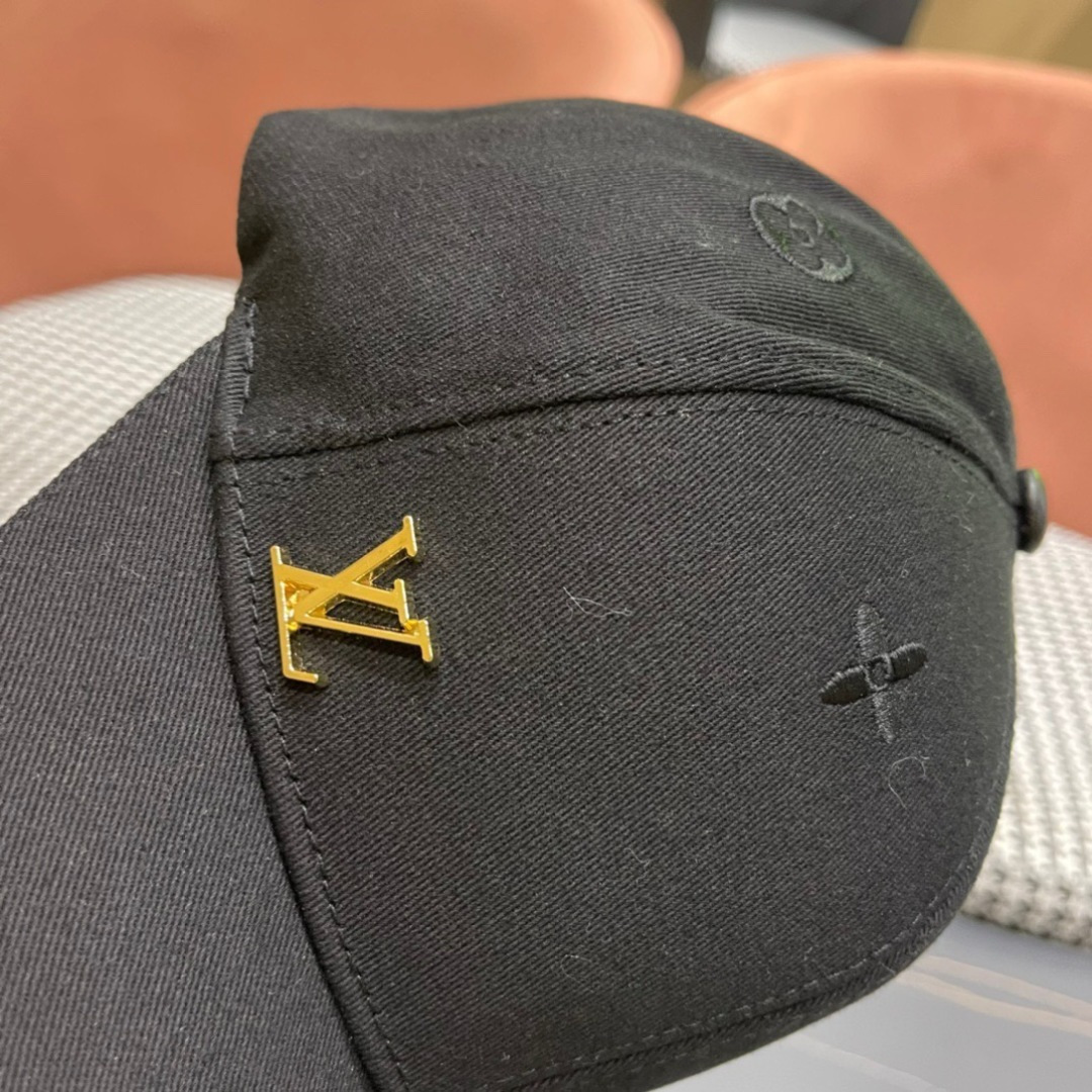 
新款出货！LV路易威登新款原单棒球帽， 专柜11开模订制，纯棉内里，轻盈透气！质量超赞，基础头围56，