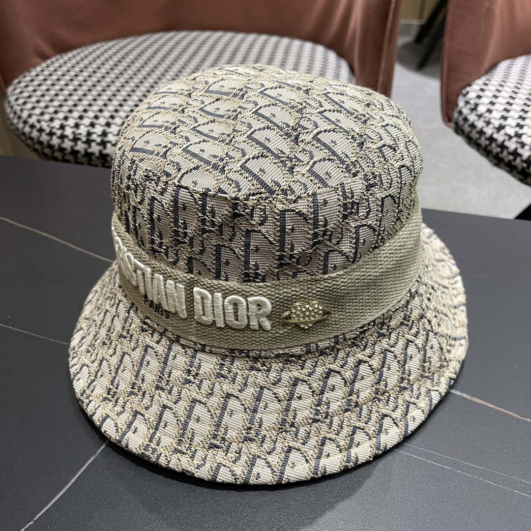  Dior(迪奥)新款原单渔夫帽格调很有感觉，很酷很时尚，专柜断货热门，