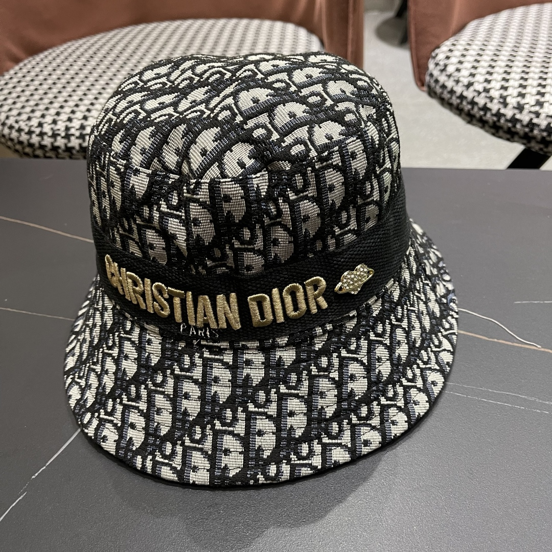  Dior(迪奥)新款原单渔夫帽格调很有感觉，很酷很时尚，专柜断货热门，