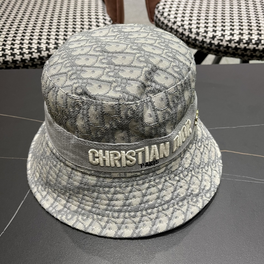  Dior(迪奥)新款原单渔夫帽格调很有感觉，很酷很时尚，专柜断货热门，