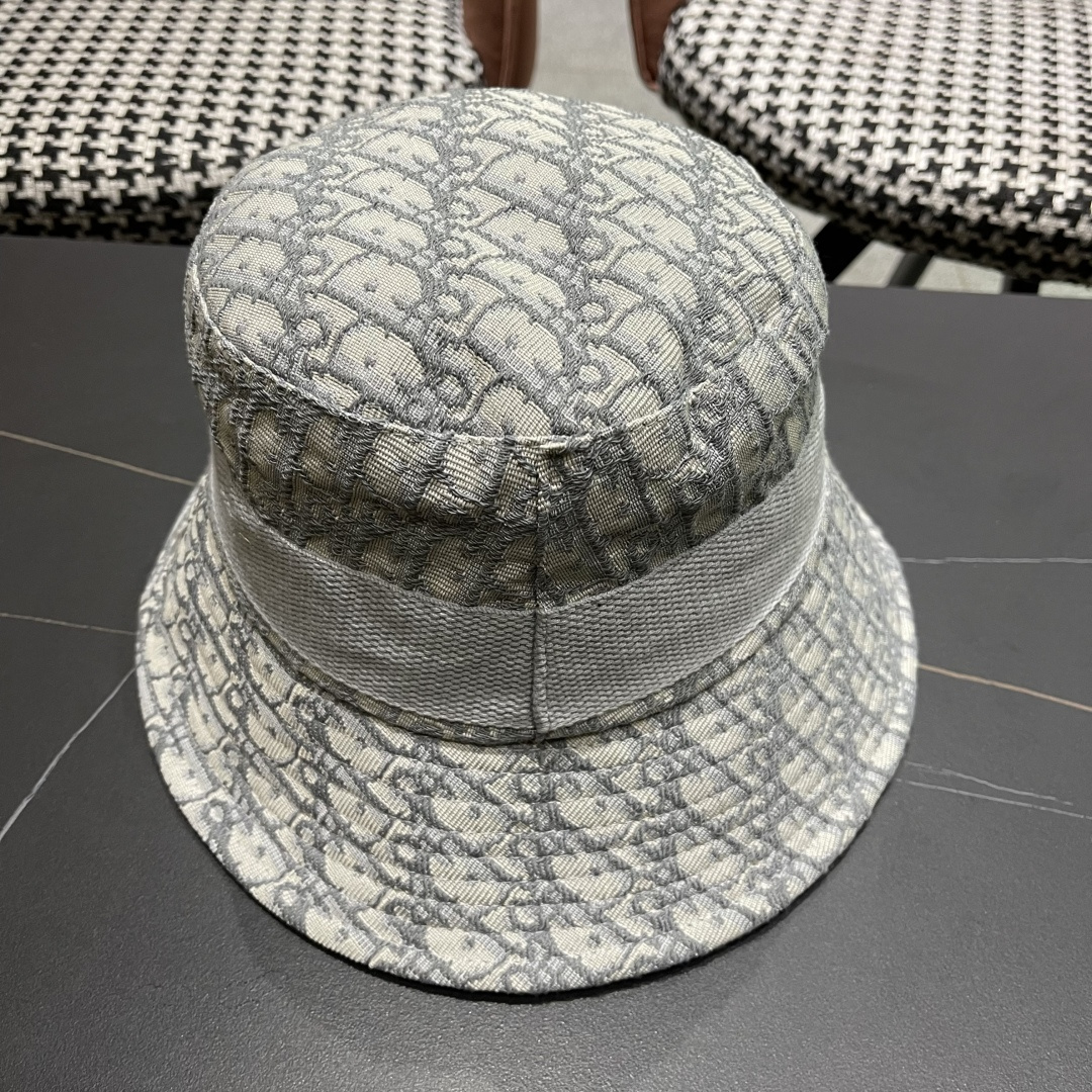  Dior(迪奥)新款原单渔夫帽格调很有感觉，很酷很时尚，专柜断货热门，
