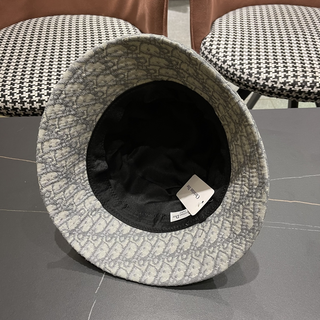  Dior(迪奥)新款原单渔夫帽格调很有感觉，很酷很时尚，专柜断货热门，