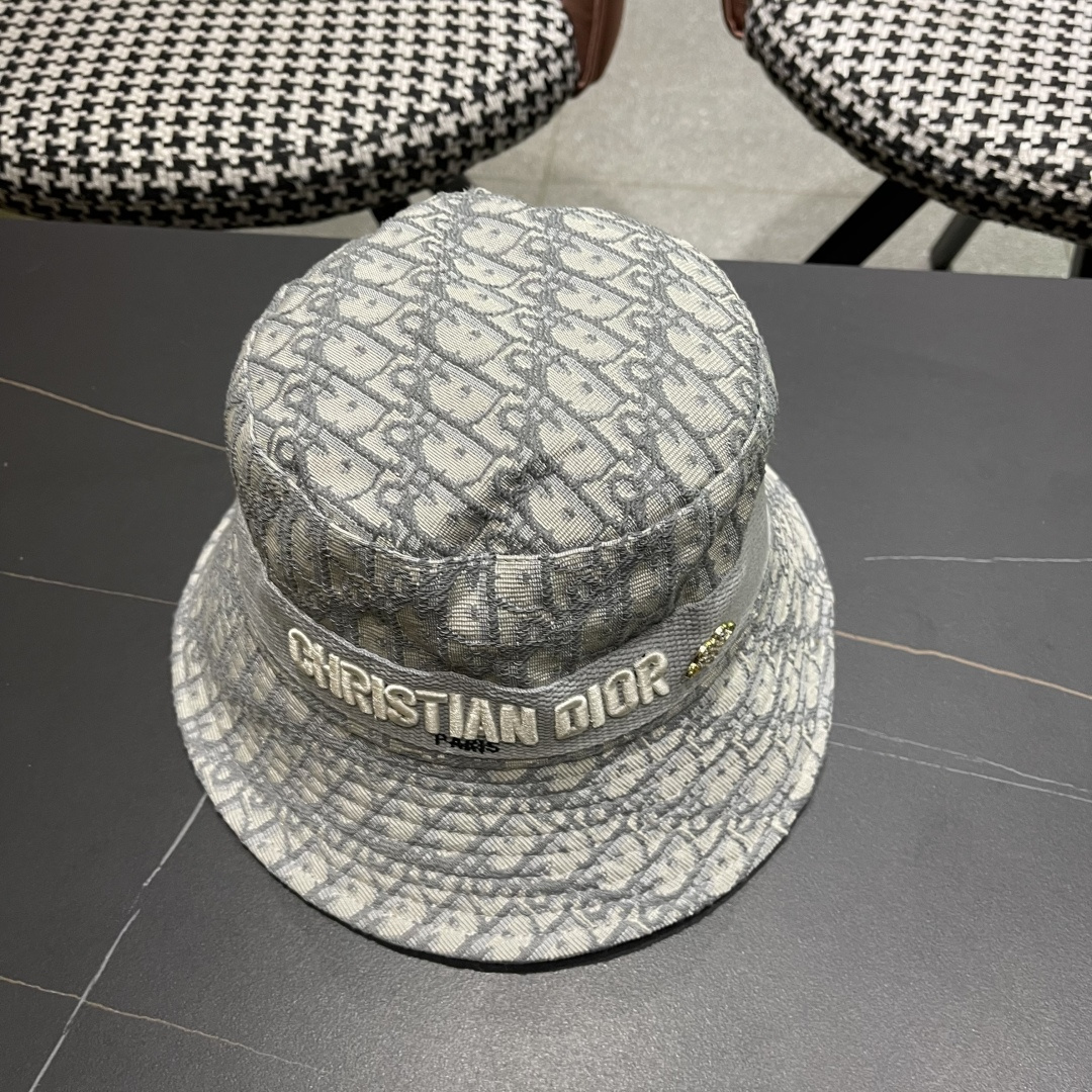  Dior(迪奥)新款原单渔夫帽格调很有感觉，很酷很时尚，专柜断货热门，