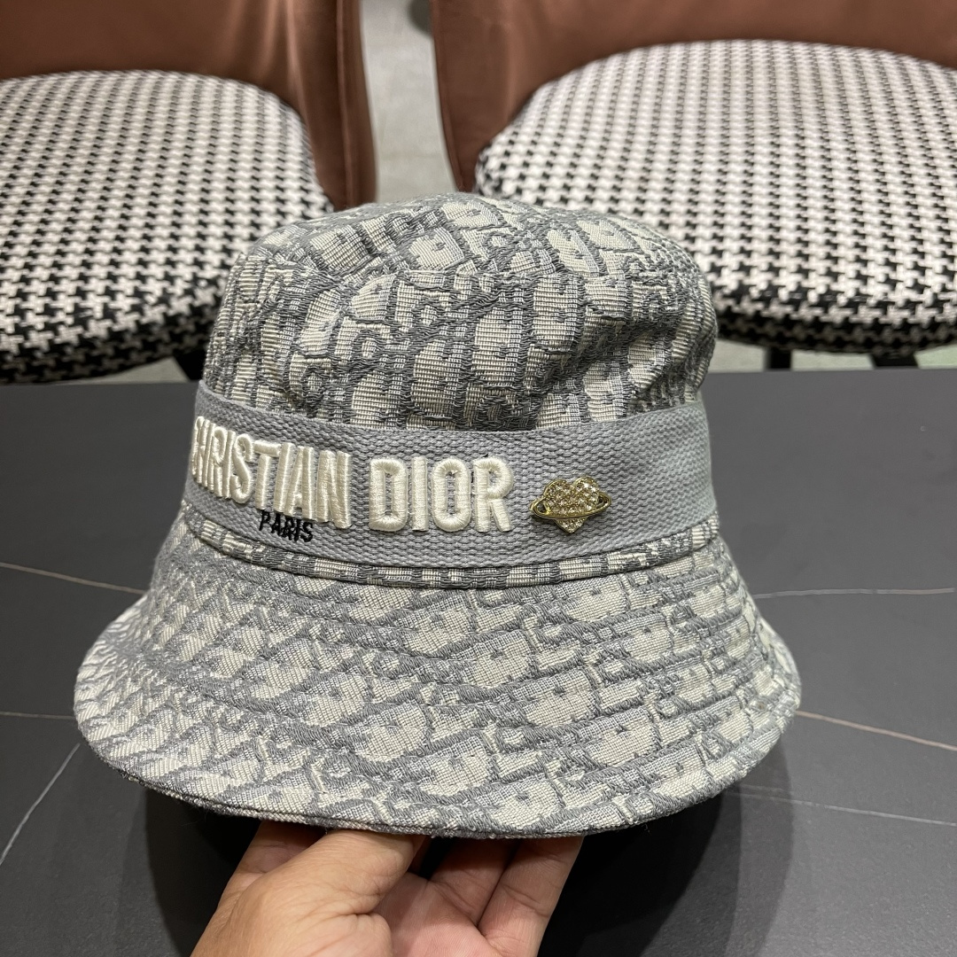  Dior(迪奥)新款原单渔夫帽格调很有感觉，很酷很时尚，专柜断货热门，