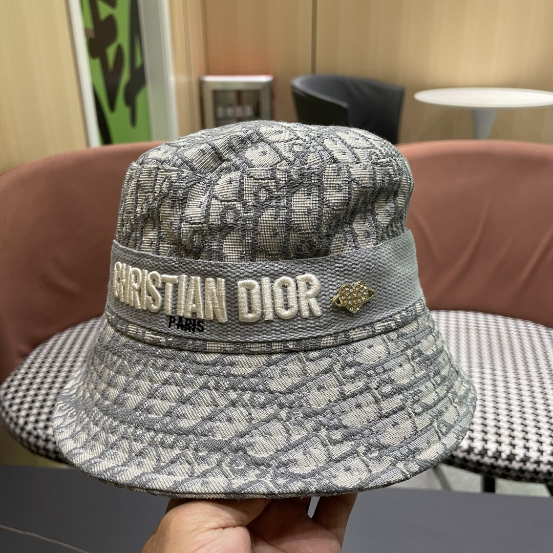  Dior(迪奥)新款原单渔夫帽格调很有感觉，很酷很时尚，专柜断货热门，