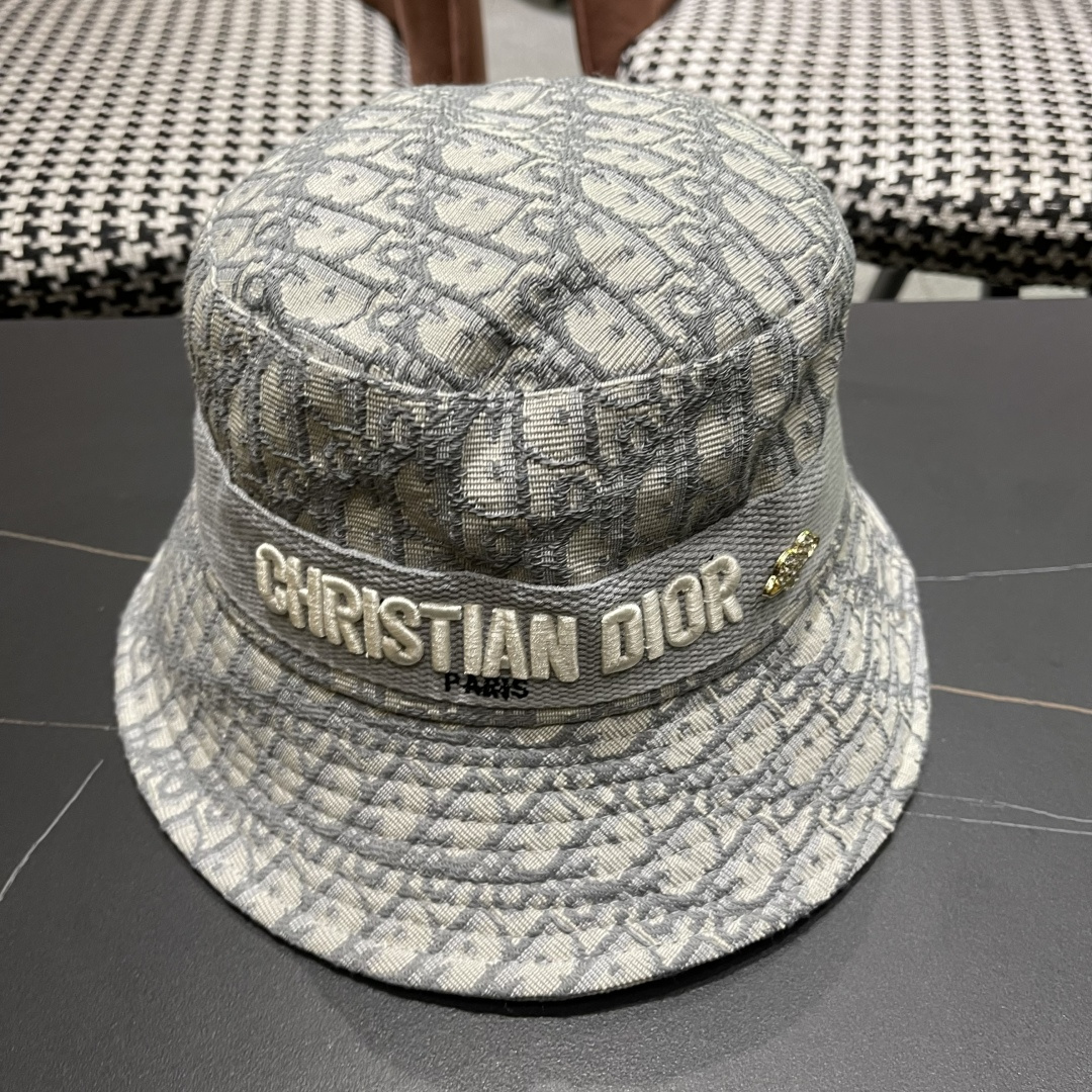  Dior(迪奥)新款原单渔夫帽格调很有感觉，很酷很时尚，专柜断货热门，