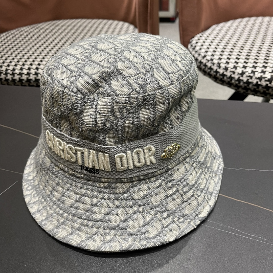  Dior(迪奥)新款原单渔夫帽格调很有感觉，很酷很时尚，专柜断货热门，