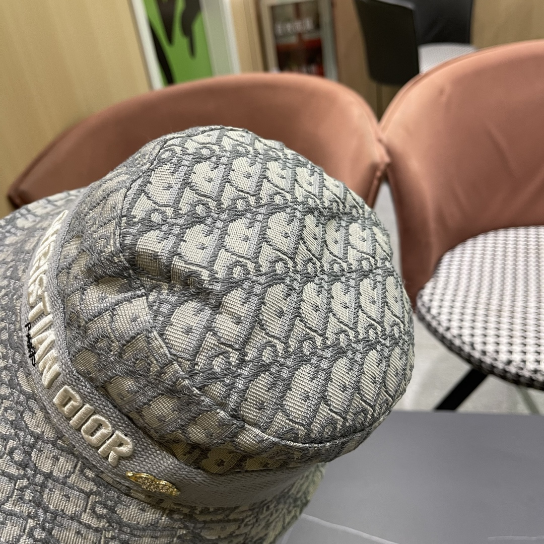  Dior(迪奥)新款原单渔夫帽格调很有感觉，很酷很时尚，专柜断货热门，