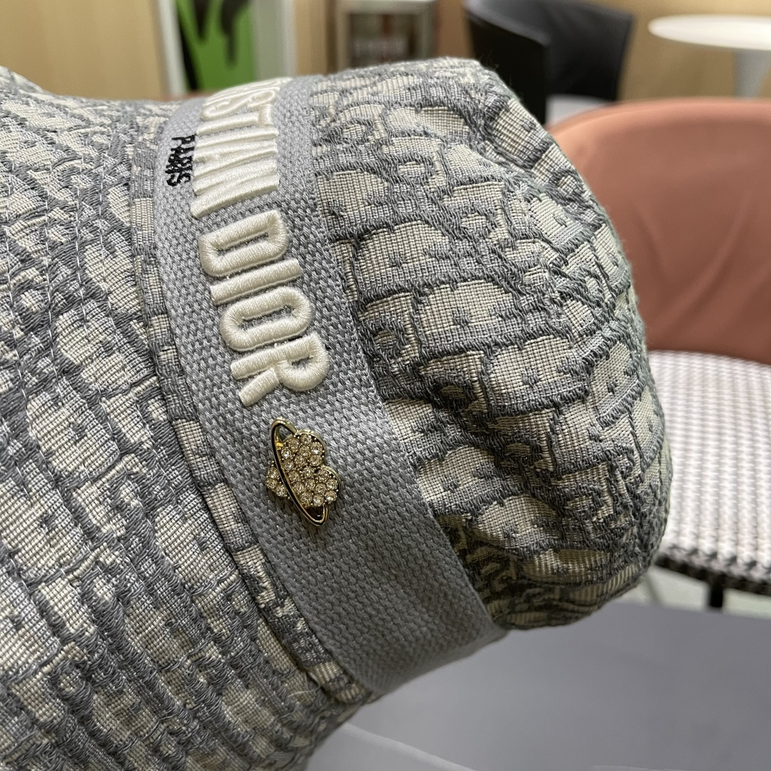  Dior(迪奥)新款原单渔夫帽格调很有感觉，很酷很时尚，专柜断货热门，