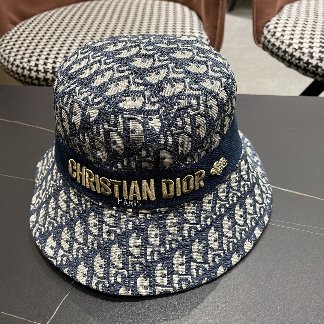  Dior(迪奥)新款原单渔夫帽格调很有感觉，很酷很时尚，专柜断货热门，