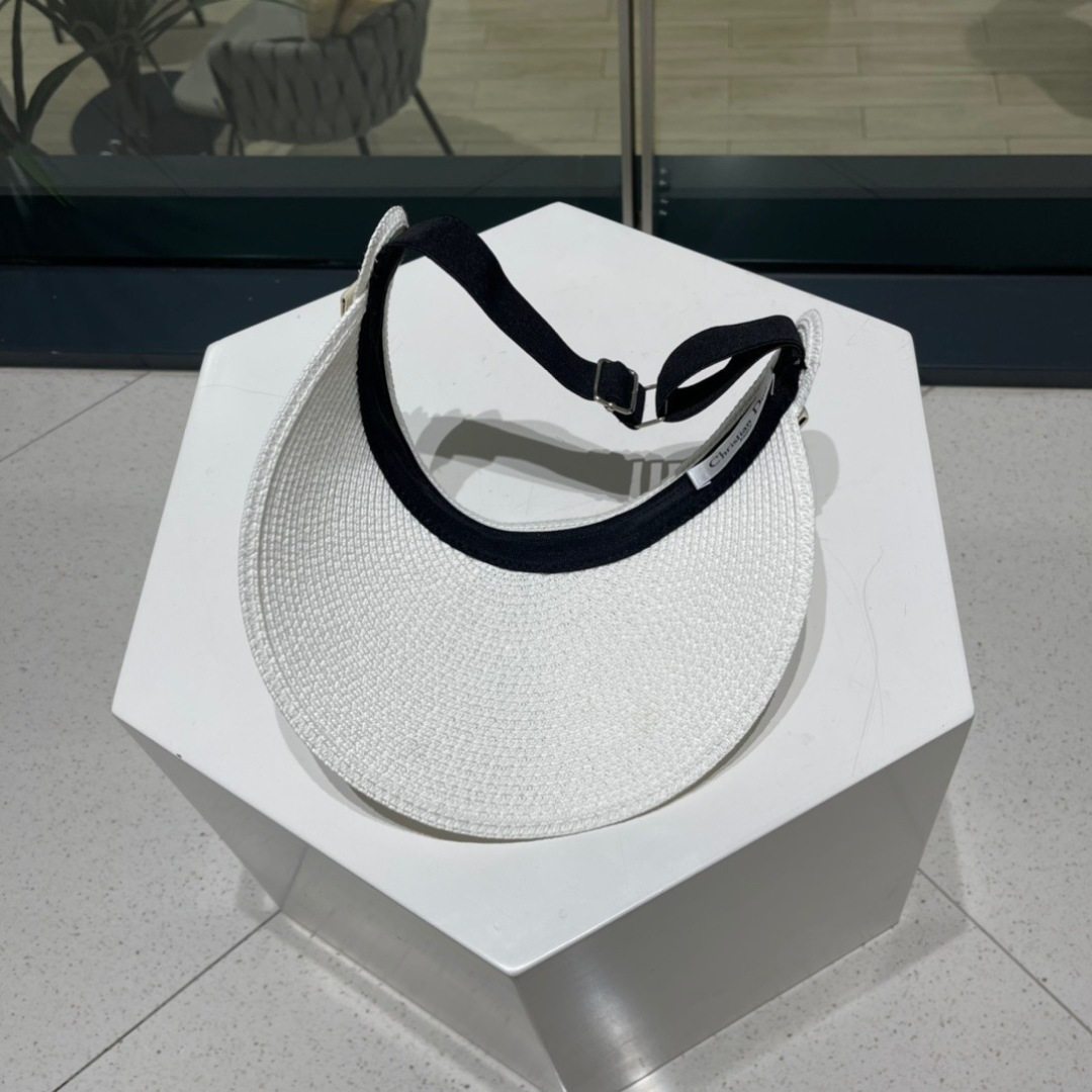  迪奥春夏新款空顶帽
超甜超乖的小空顶🔝，细节和质感都拿捏得很完美！缤纷整个夏天