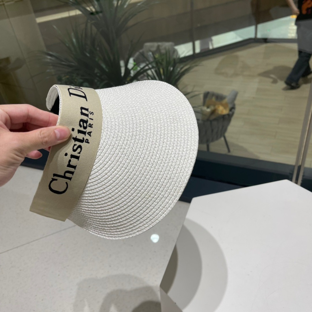  迪奥春夏新款空顶帽
超甜超乖的小空顶🔝，细节和质感都拿捏得很完美！缤纷整个夏天