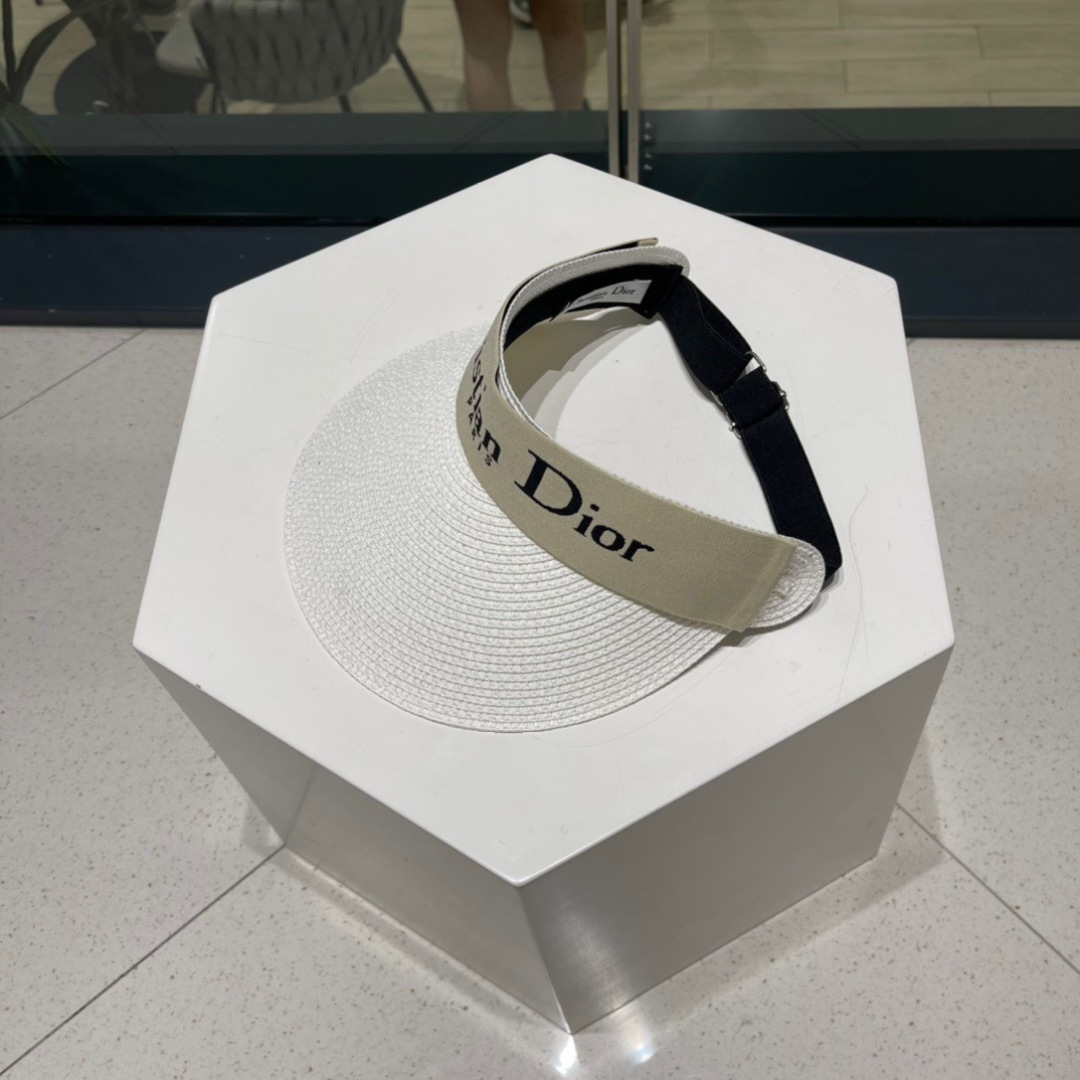  迪奥春夏新款空顶帽
超甜超乖的小空顶🔝，细节和质感都拿捏得很完美！缤纷整个夏天