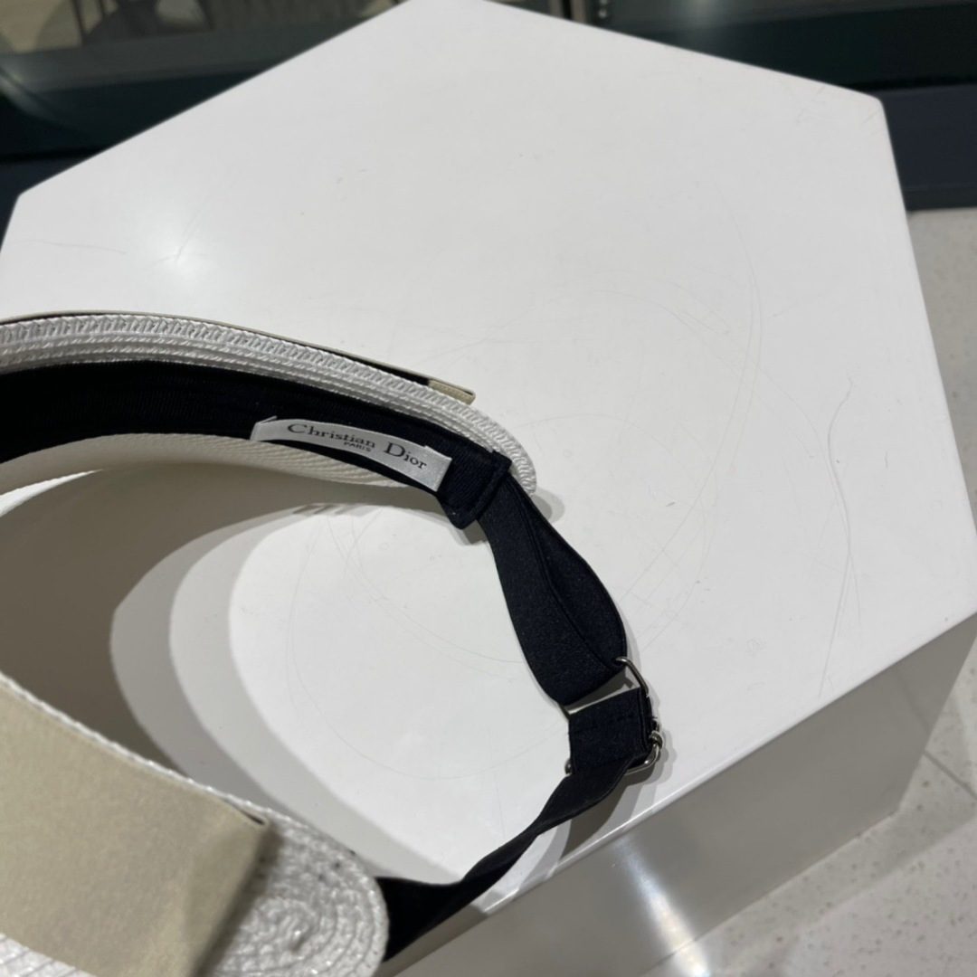  迪奥春夏新款空顶帽
超甜超乖的小空顶🔝，细节和质感都拿捏得很完美！缤纷整个夏天