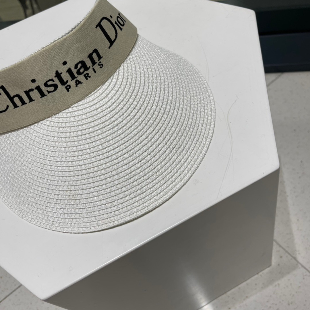  迪奥春夏新款空顶帽
超甜超乖的小空顶🔝，细节和质感都拿捏得很完美！缤纷整个夏天