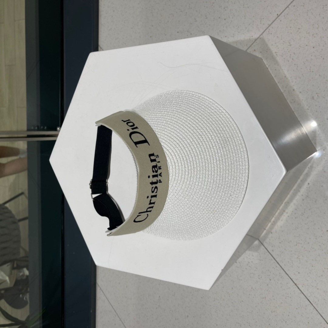  迪奥春夏新款空顶帽
超甜超乖的小空顶🔝，细节和质感都拿捏得很完美！缤纷整个夏天