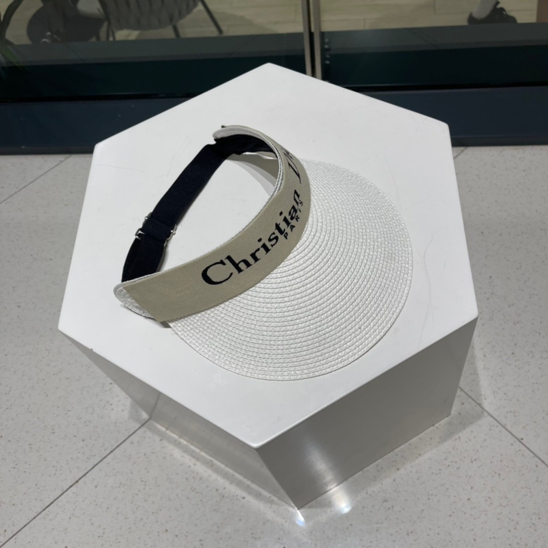  迪奥春夏新款空顶帽
超甜超乖的小空顶🔝，细节和质感都拿捏得很完美！缤纷整个夏天