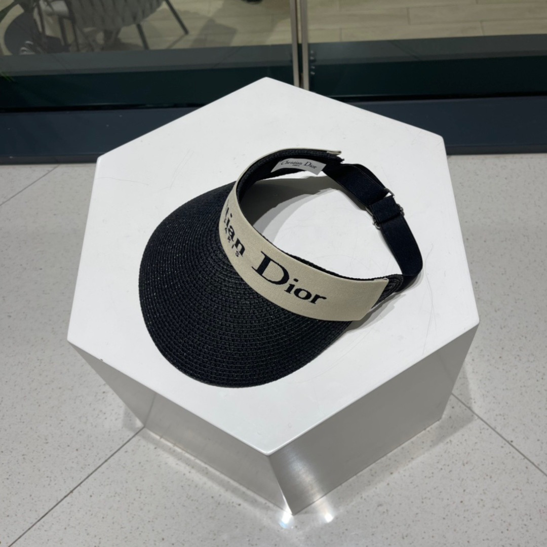  迪奥春夏新款空顶帽
超甜超乖的小空顶🔝，细节和质感都拿捏得很完美！缤纷整个夏天