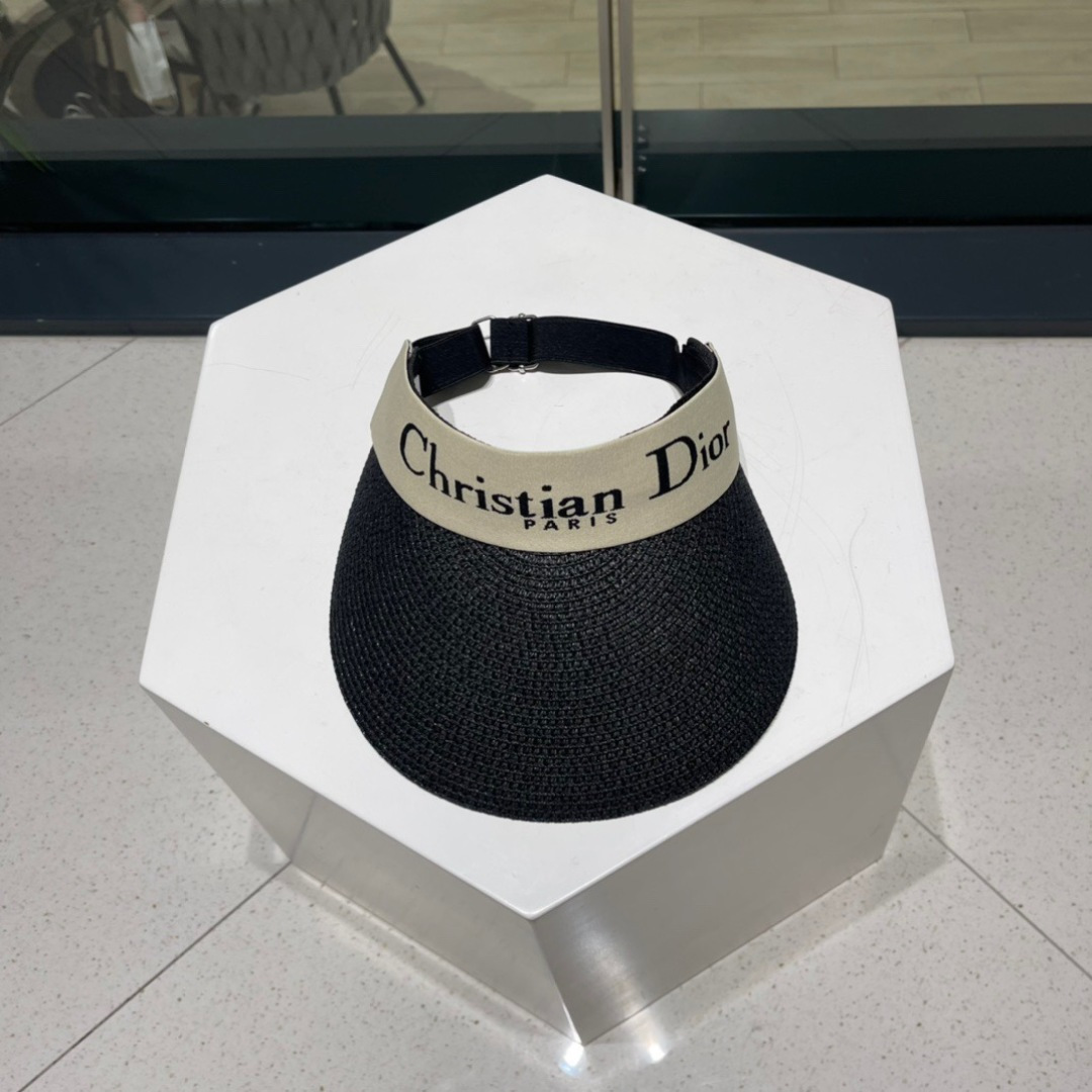  迪奥春夏新款空顶帽
超甜超乖的小空顶🔝，细节和质感都拿捏得很完美！缤纷整个夏天