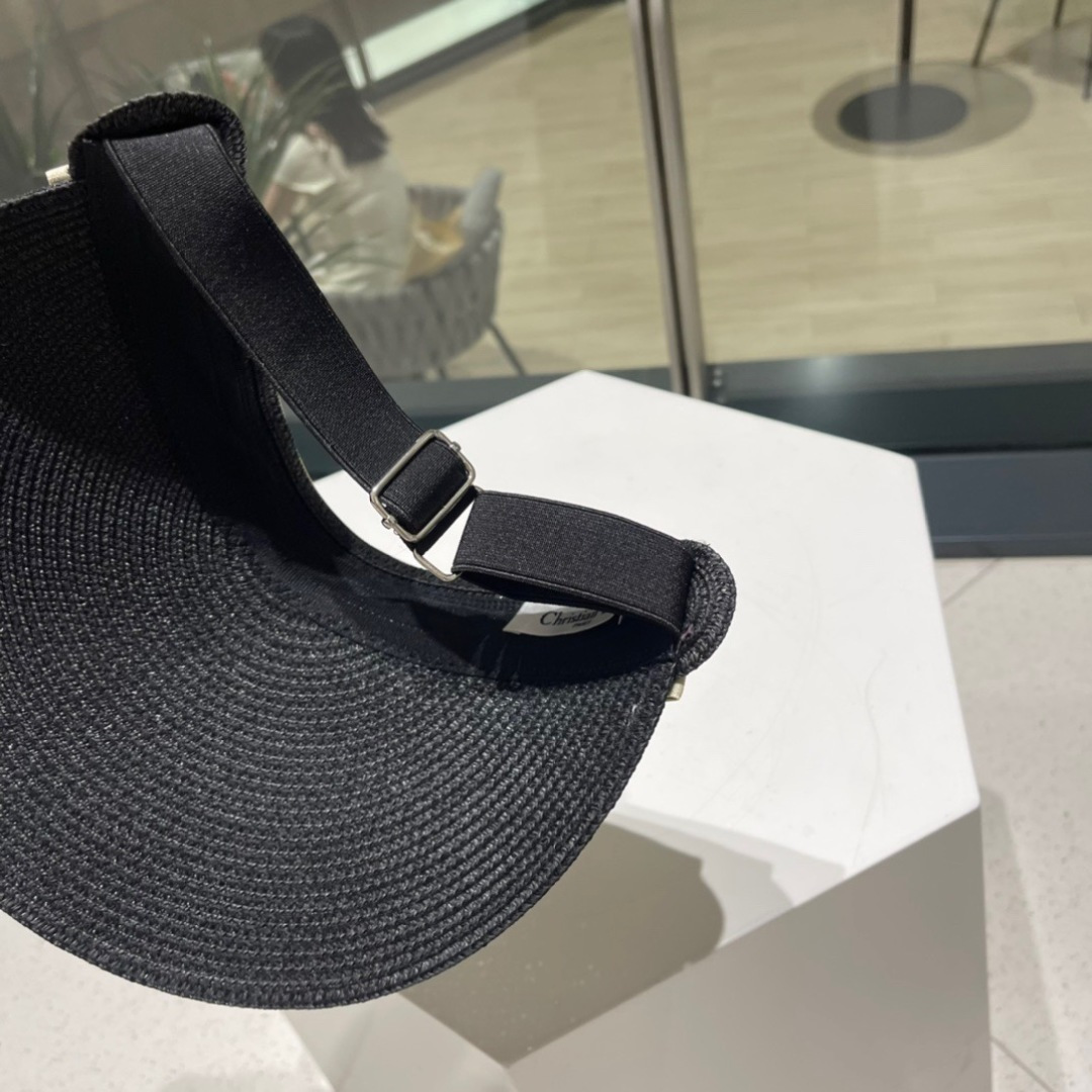  迪奥春夏新款空顶帽
超甜超乖的小空顶🔝，细节和质感都拿捏得很完美！缤纷整个夏天