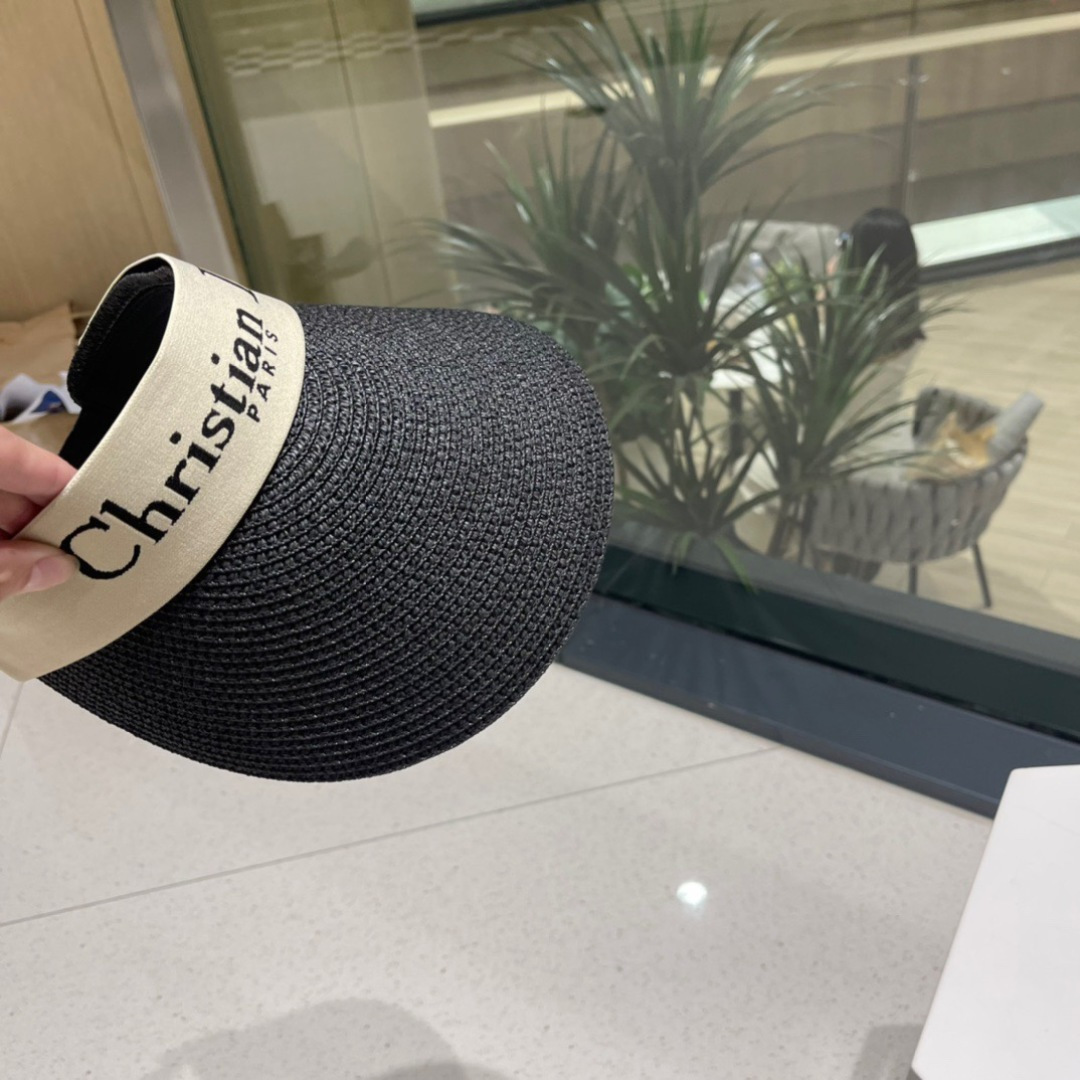  迪奥春夏新款空顶帽
超甜超乖的小空顶🔝，细节和质感都拿捏得很完美！缤纷整个夏天