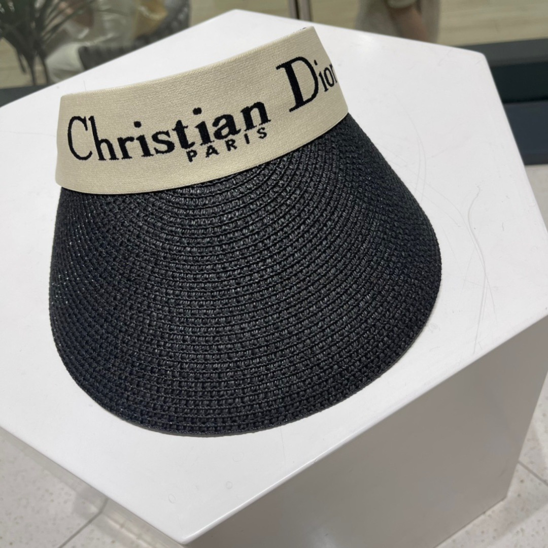  迪奥春夏新款空顶帽
超甜超乖的小空顶🔝，细节和质感都拿捏得很完美！缤纷整个夏天