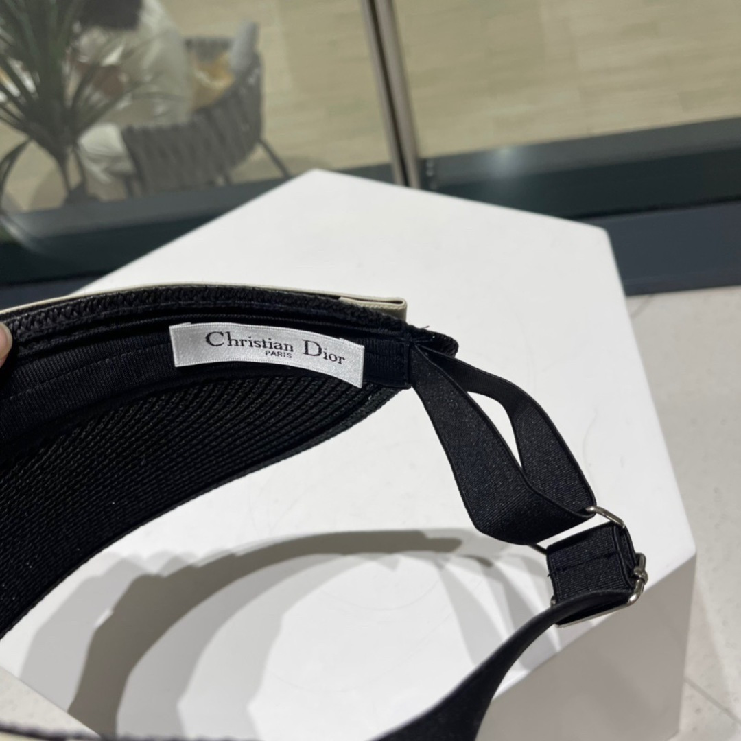  迪奥春夏新款空顶帽
超甜超乖的小空顶🔝，细节和质感都拿捏得很完美！缤纷整个夏天