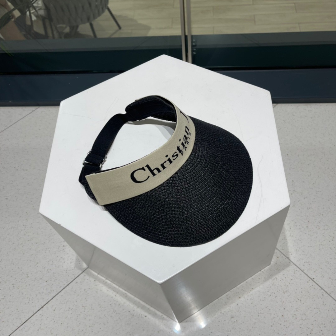  迪奥春夏新款空顶帽
超甜超乖的小空顶🔝，细节和质感都拿捏得很完美！缤纷整个夏天