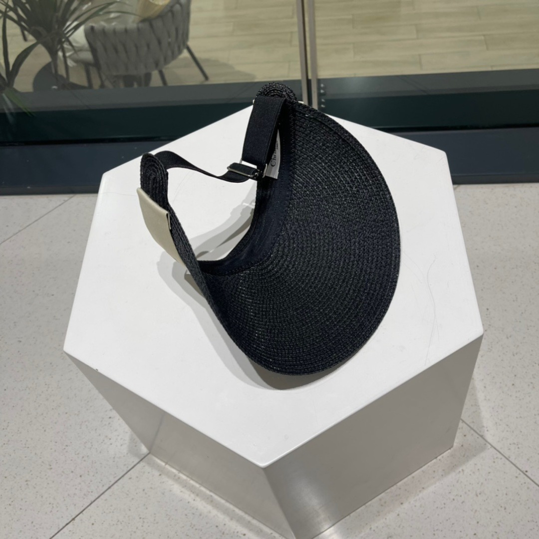  迪奥春夏新款空顶帽
超甜超乖的小空顶🔝，细节和质感都拿捏得很完美！缤纷整个夏天