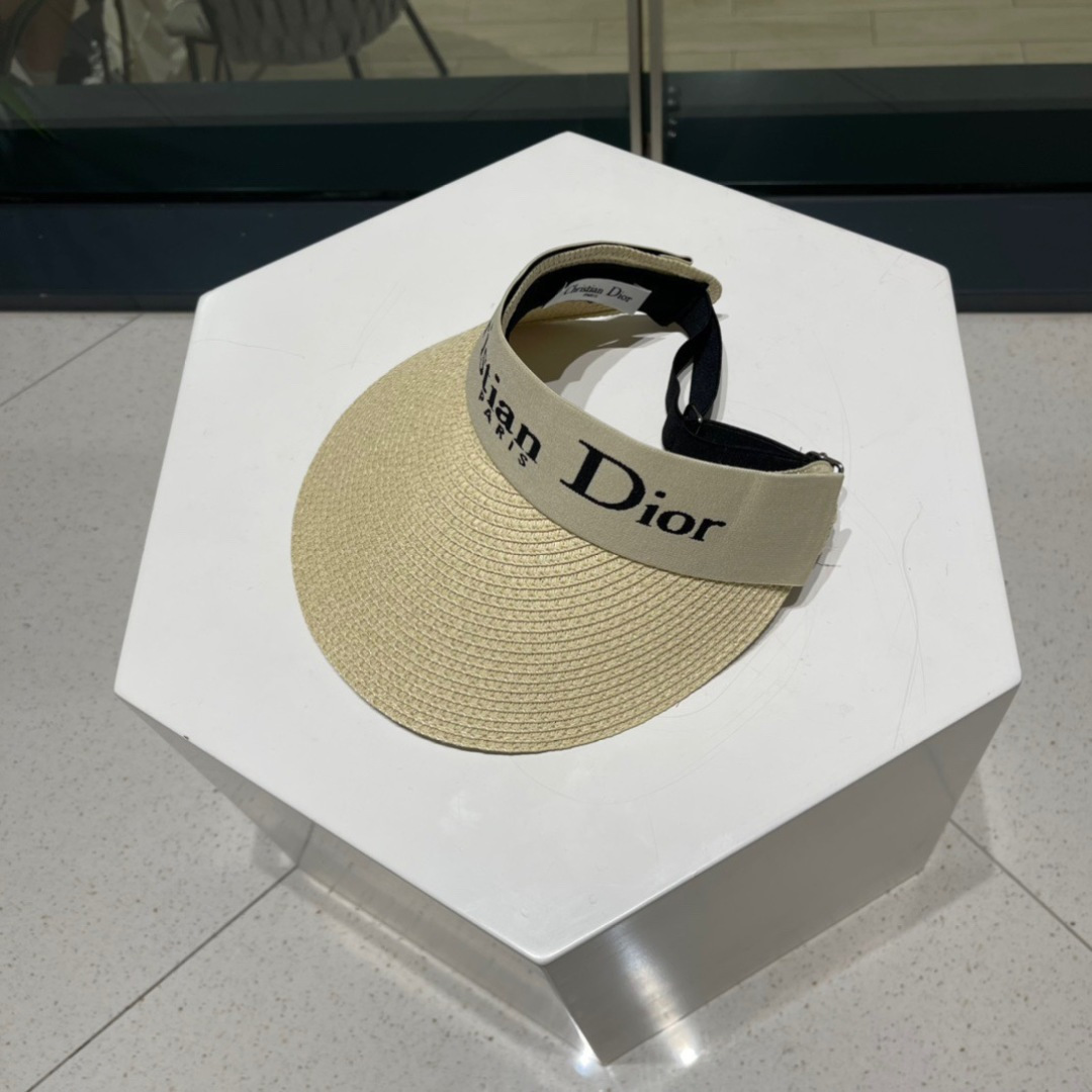  迪奥春夏新款空顶帽
超甜超乖的小空顶🔝，细节和质感都拿捏得很完美！缤纷整个夏天