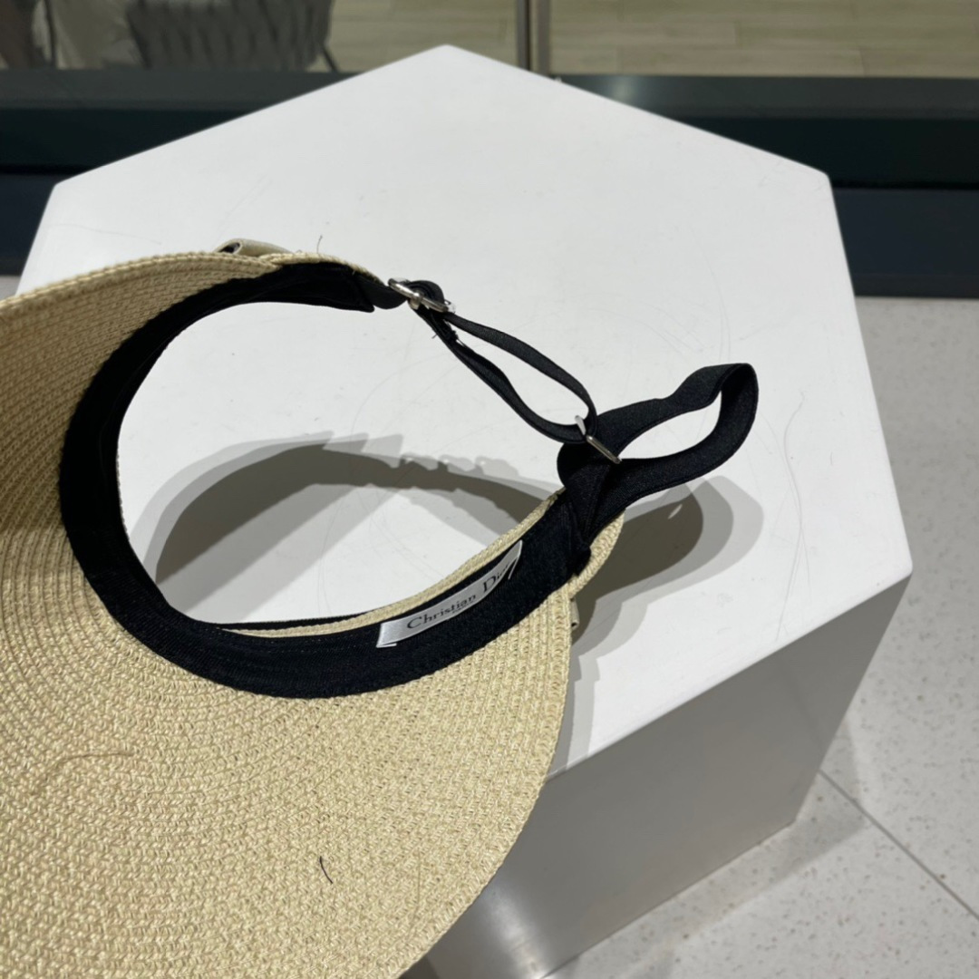  迪奥春夏新款空顶帽
超甜超乖的小空顶🔝，细节和质感都拿捏得很完美！缤纷整个夏天