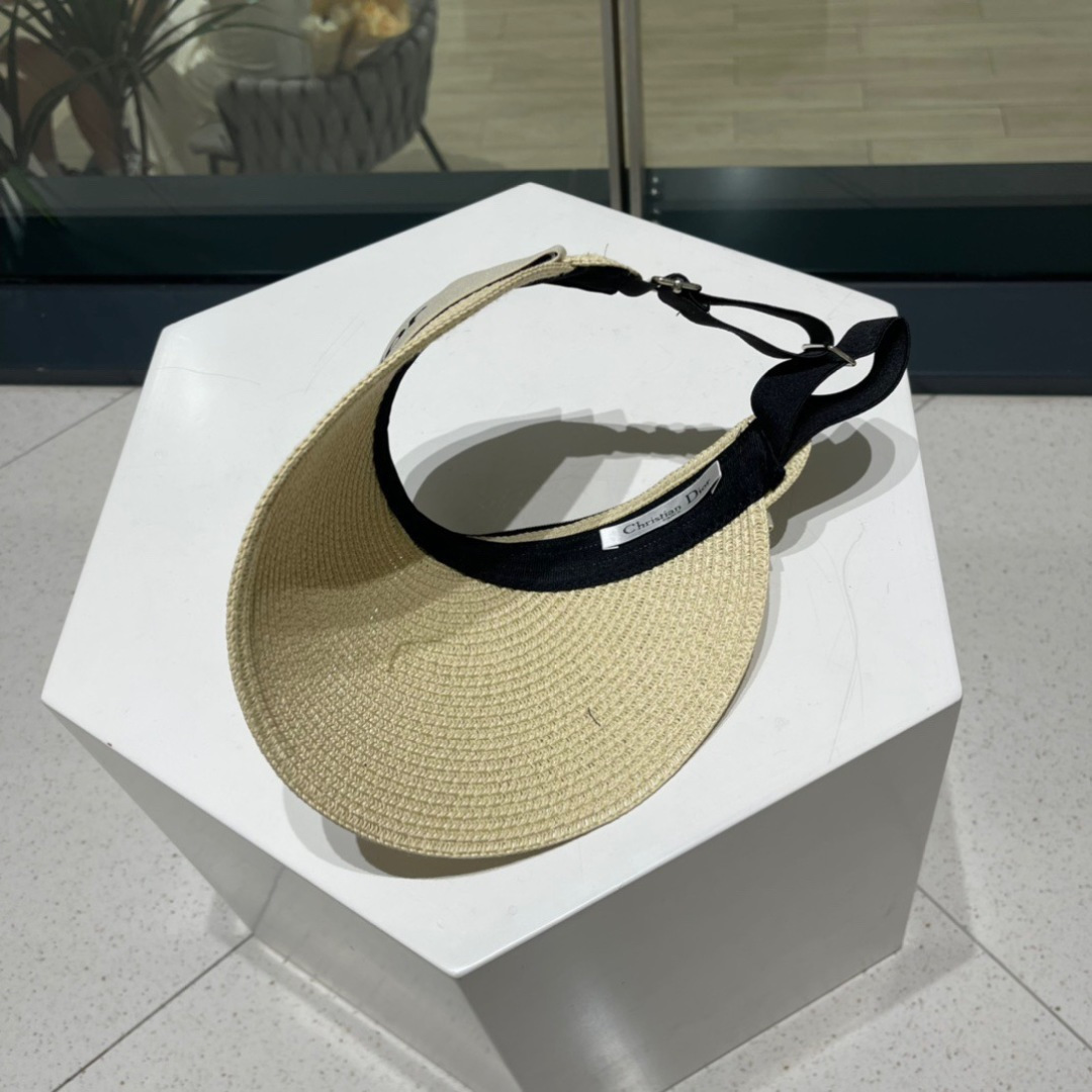  迪奥春夏新款空顶帽
超甜超乖的小空顶🔝，细节和质感都拿捏得很完美！缤纷整个夏天