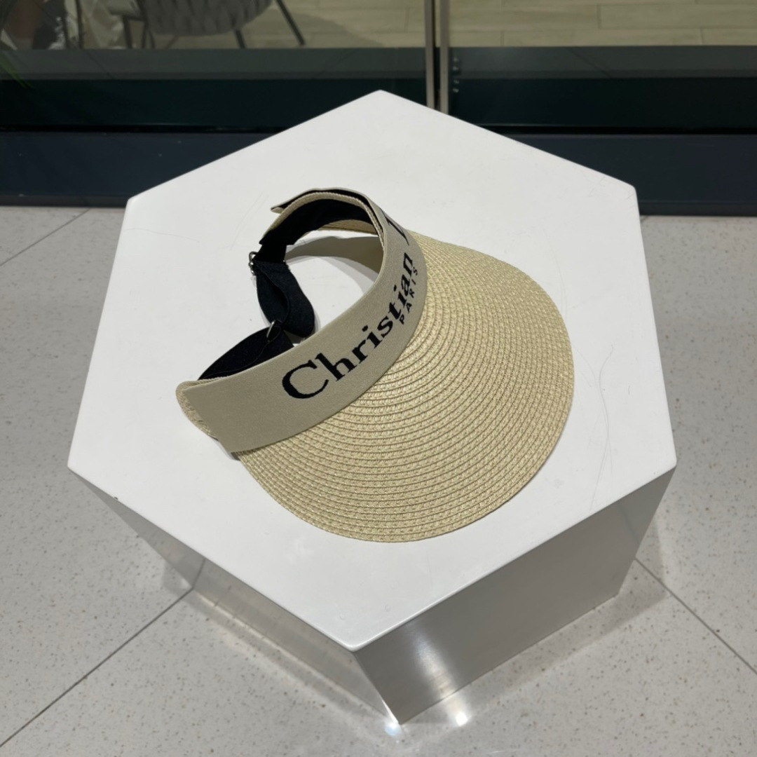  迪奥春夏新款空顶帽
超甜超乖的小空顶🔝，细节和质感都拿捏得很完美！缤纷整个夏天