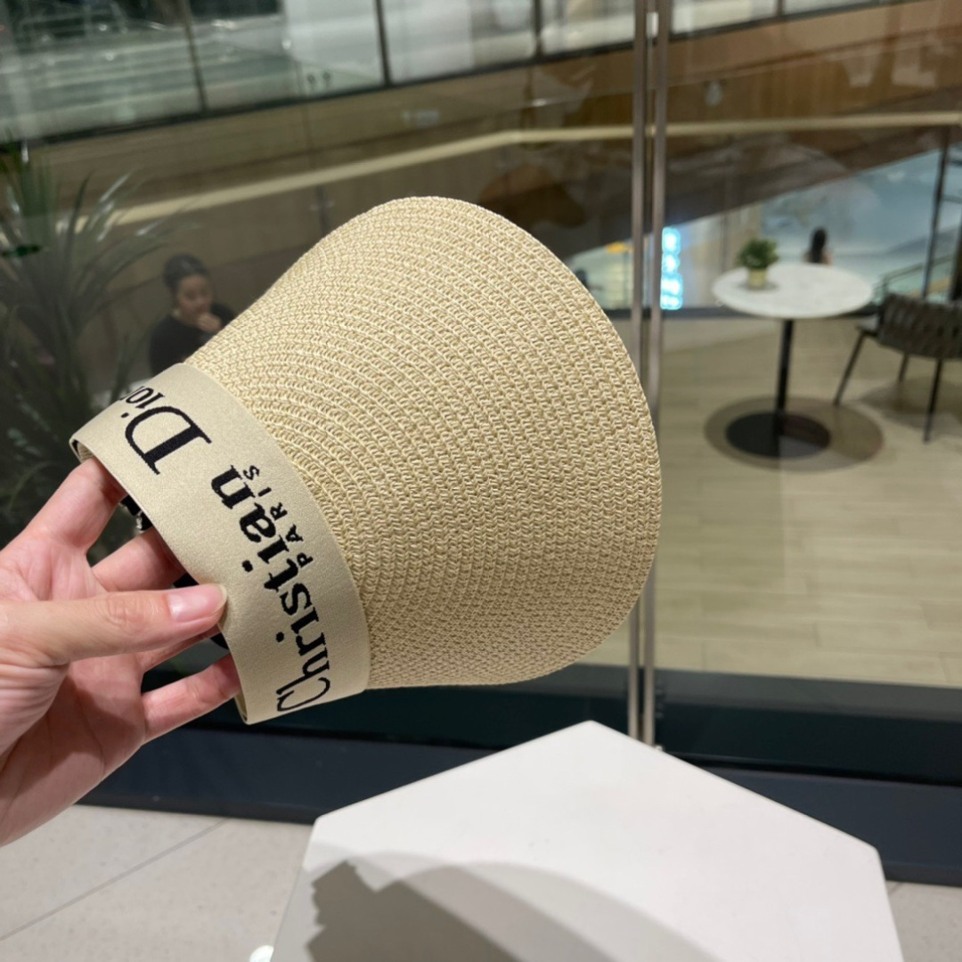  迪奥春夏新款空顶帽
超甜超乖的小空顶🔝，细节和质感都拿捏得很完美！缤纷整个夏天