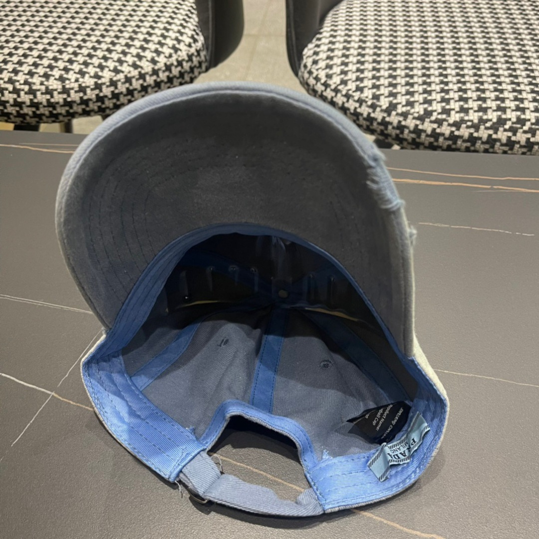 。PRADA 普拉达 2025新品棒球帽 代购版本！时尚潮流，高端做工！非一般的品质，细节看实拍哦