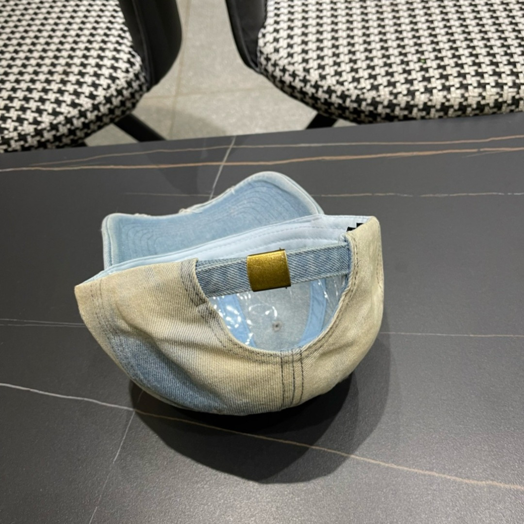 。新品Balencia*a 巴黎世家新款牛仔棒球帽
现货秒发🧢简约时尚超级无敌好看的帽子！