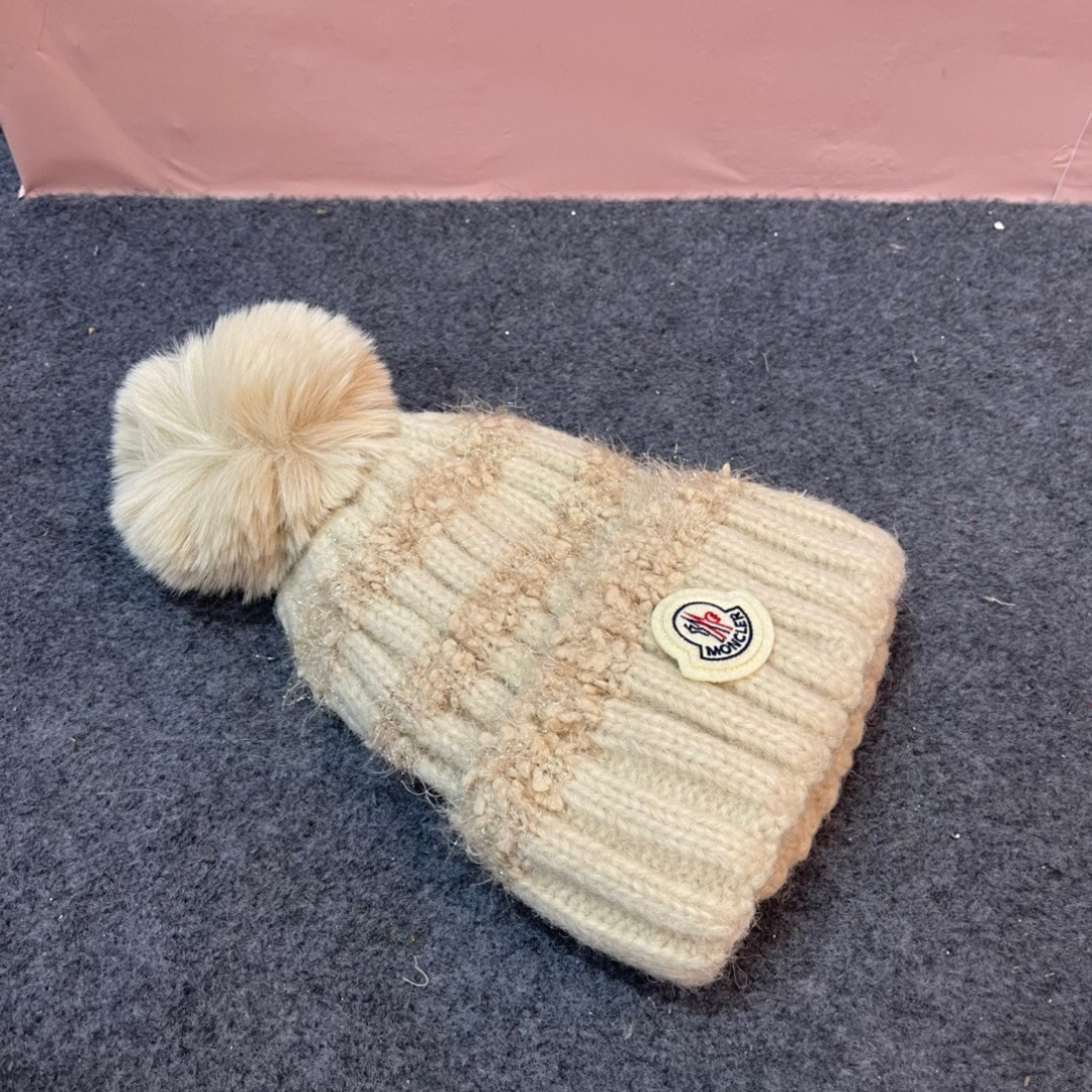 💛【MONCLER蒙口】2025秋冬新款加绒针织毛球毛线帽，保暖时尚～秋冬穿搭必备

