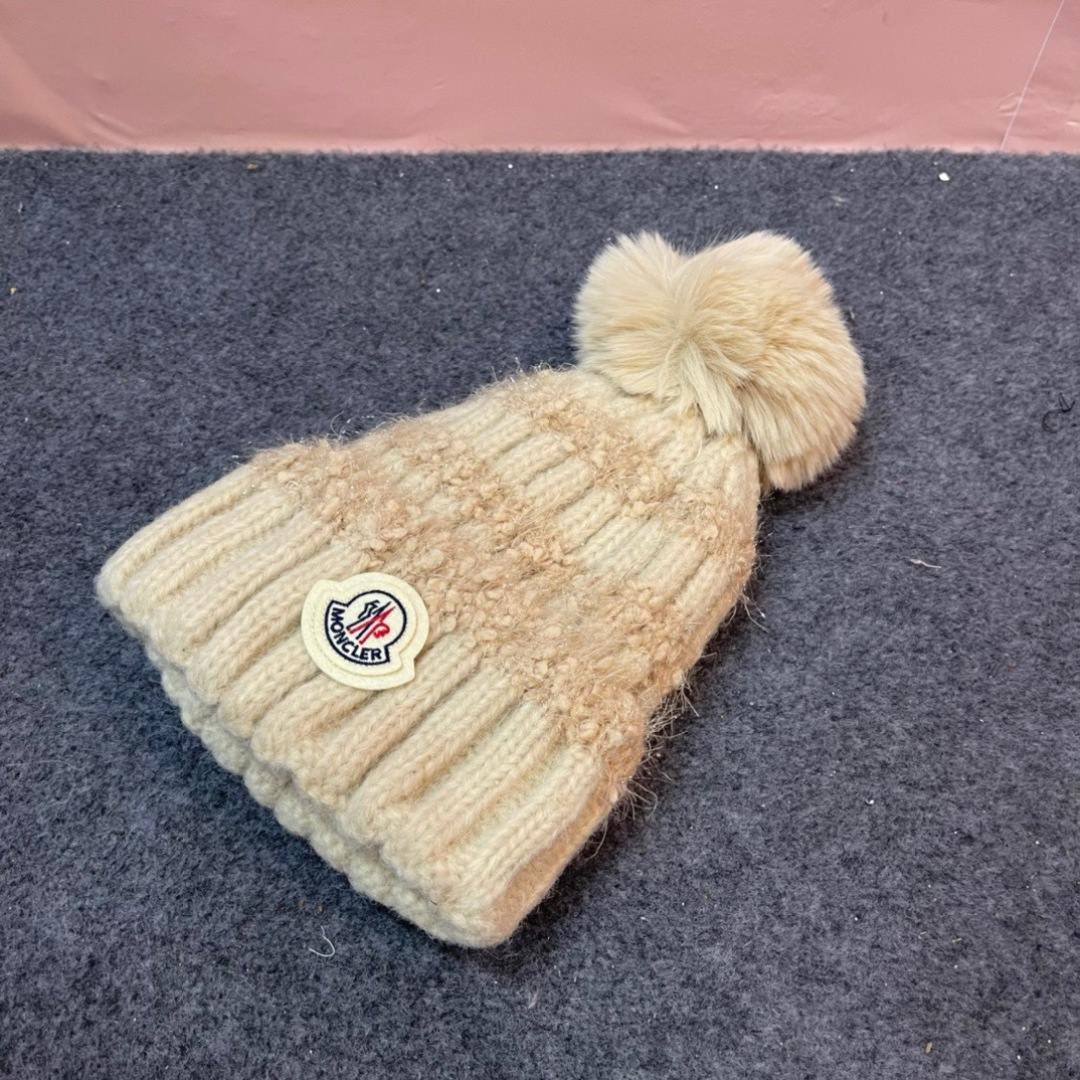 💛【MONCLER蒙口】2025秋冬新款加绒针织毛球毛线帽，保暖时尚～秋冬穿搭必备

